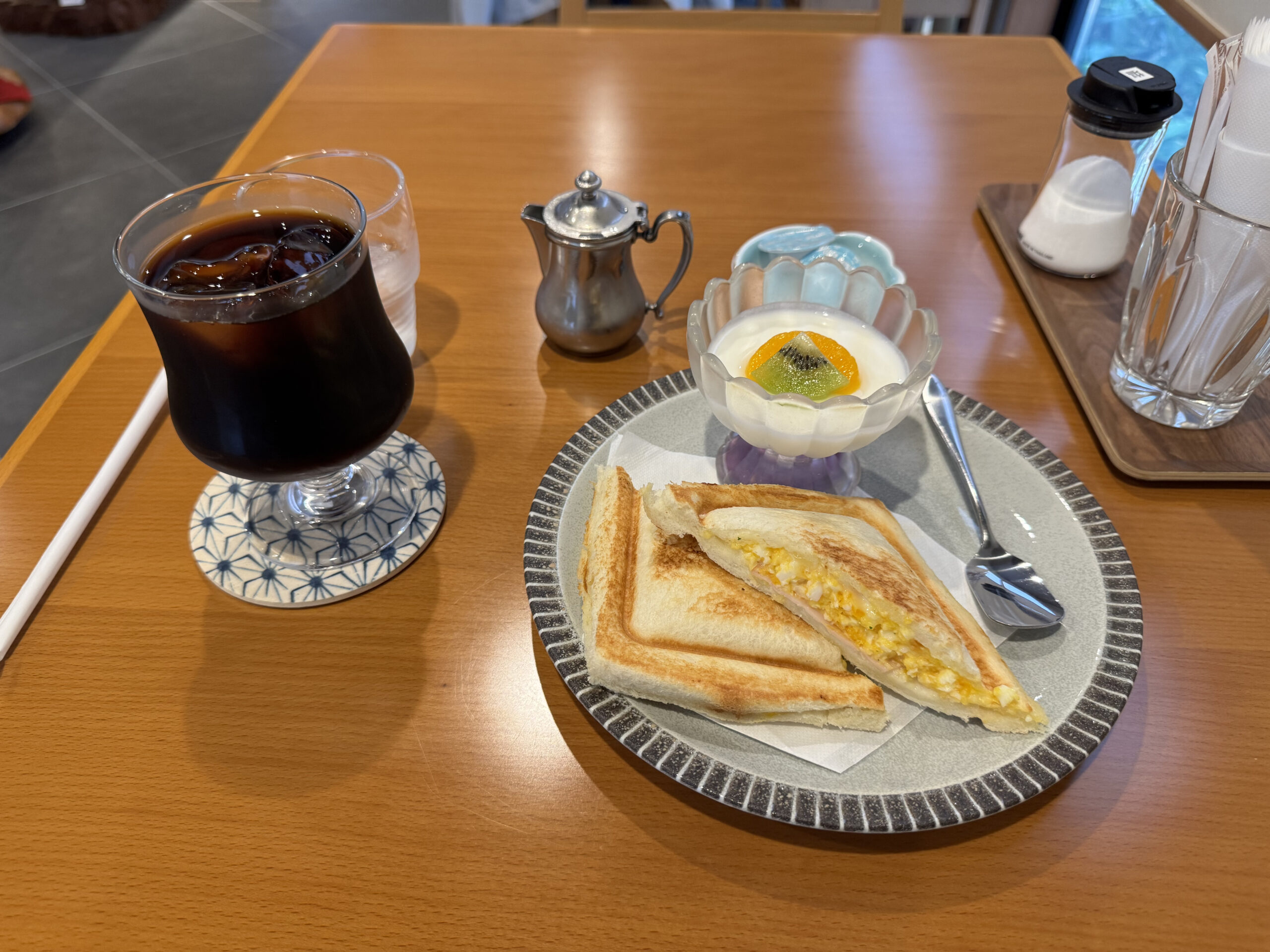 ホットサンドとアイスコーヒー