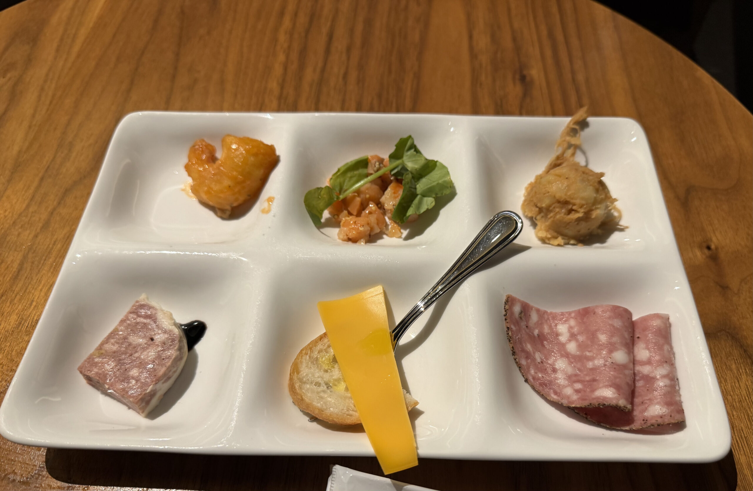 カクテルタイムの前菜プレート
