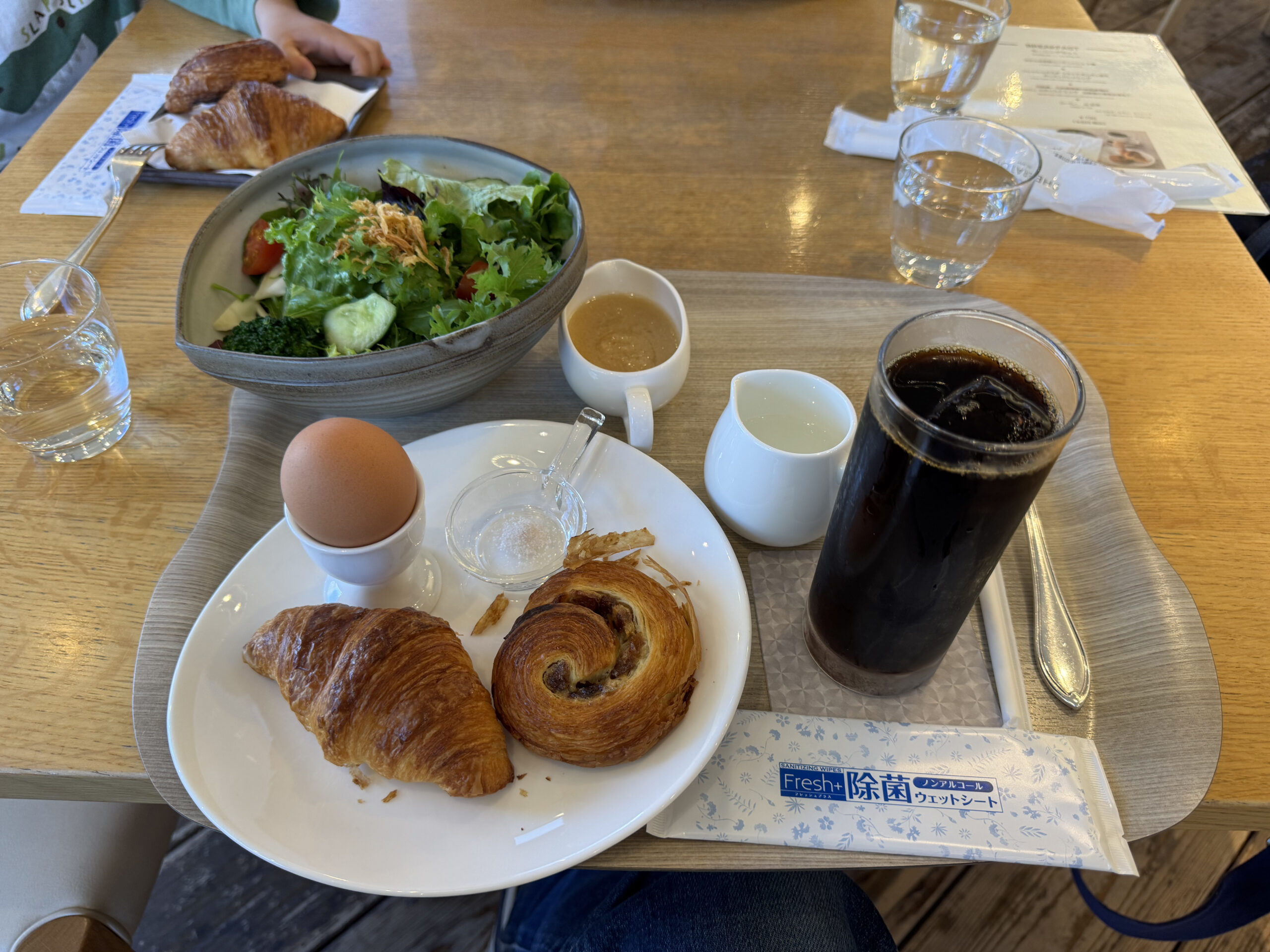 モーニングセットのコーヒーとパン