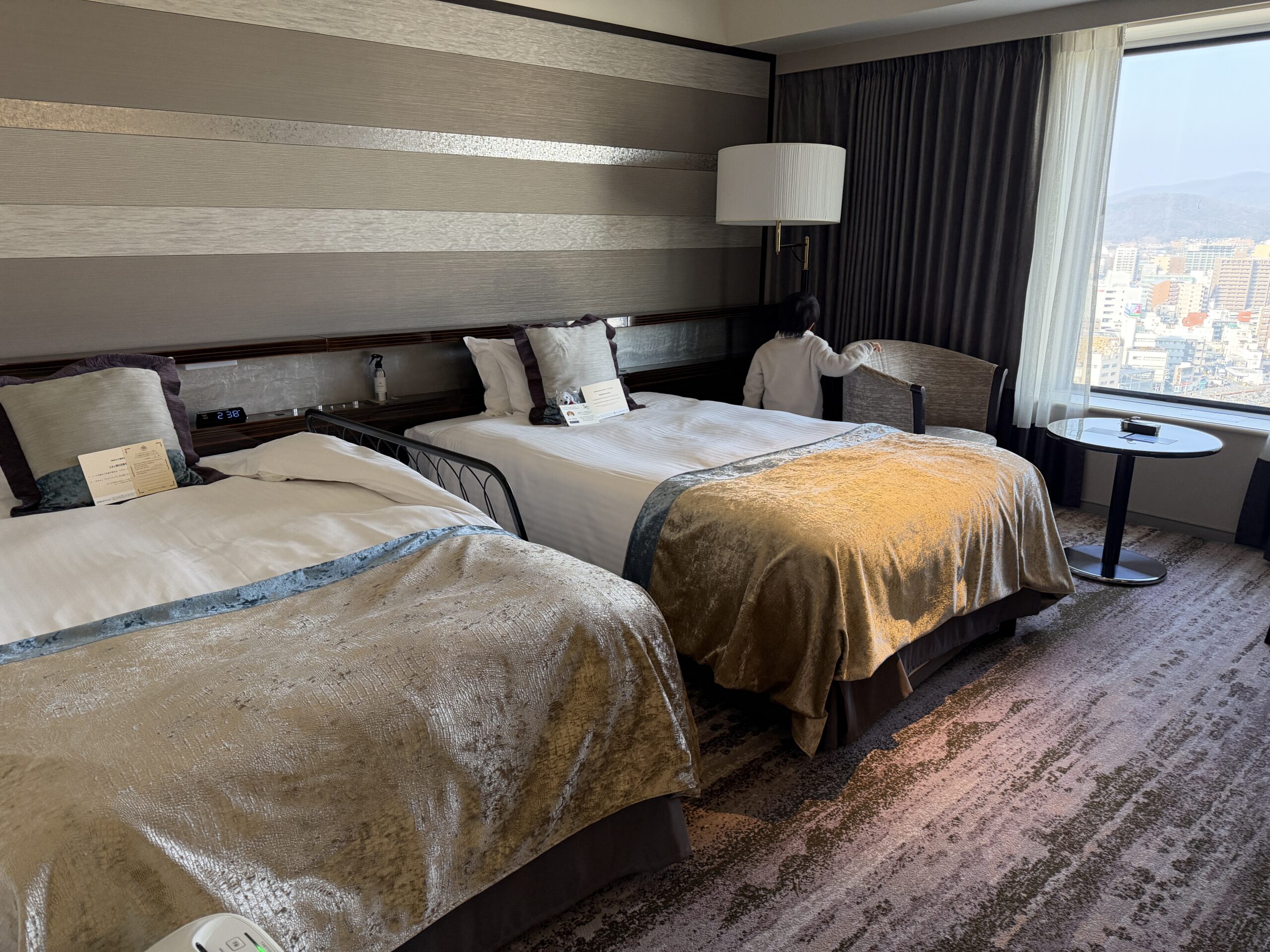 部屋のメッセージカードとチョコレート