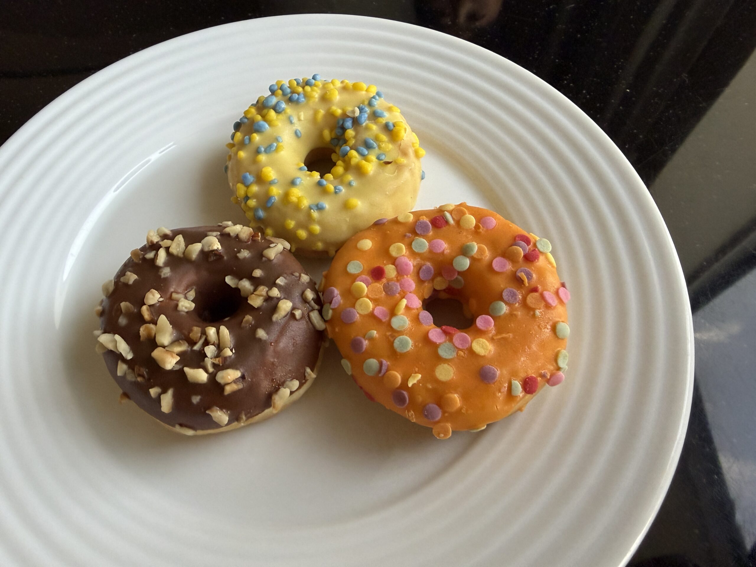 お部屋に届けてくれたドーナツと和菓子